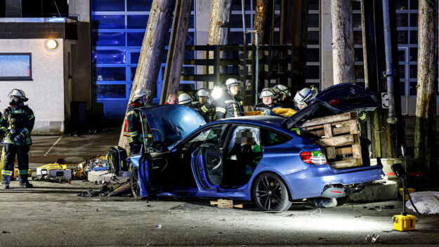 Foto: Dennis Echtermann EIn blauer Unfallwagen steht auf einem Bauhof. Feuerwehrleute befreien ein Unfallopfer.