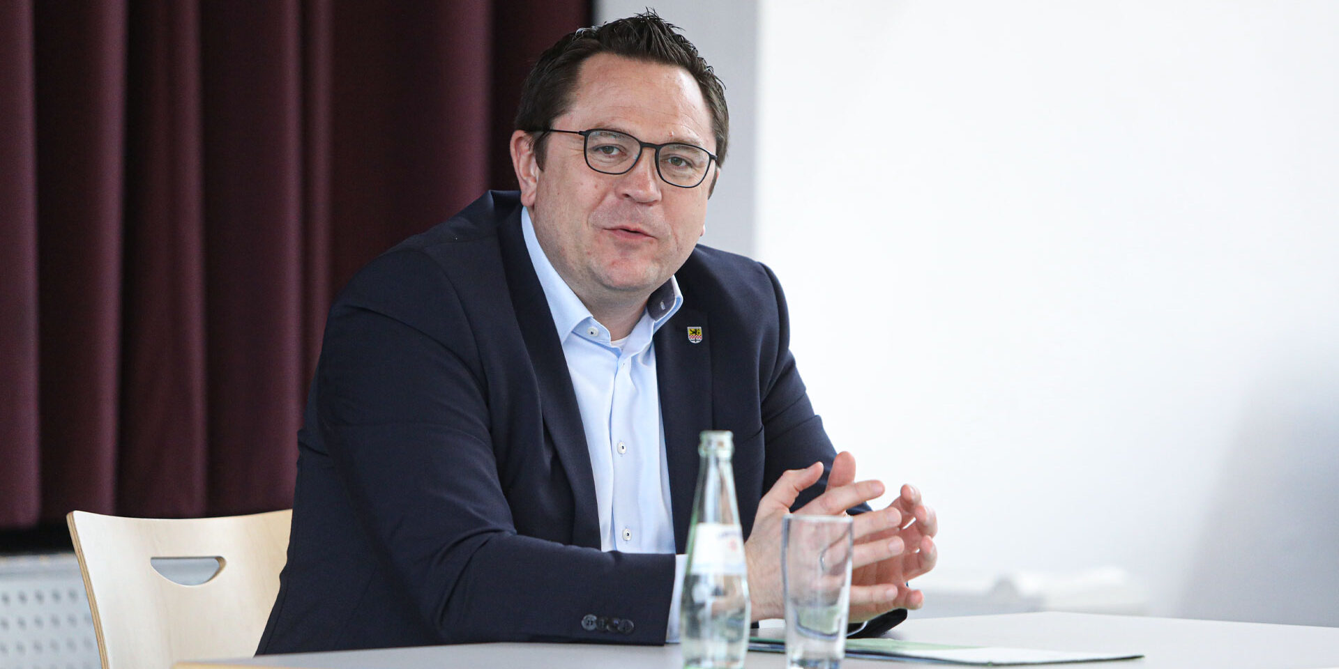 Landrad Marco Voge sitzt an einem Tisch.