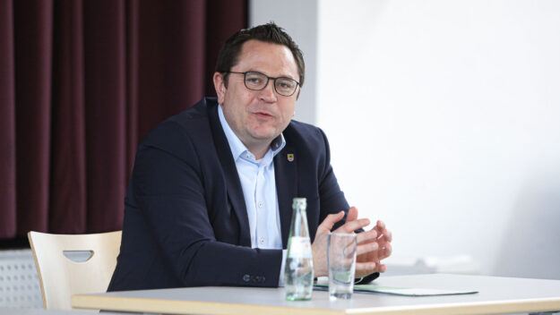 Foto: Dennis Echtermann/Archiv Landrad Marco Voge sitzt an einem Tisch.