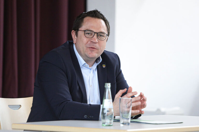 Landrad Marco Voge sitzt an einem Tisch.