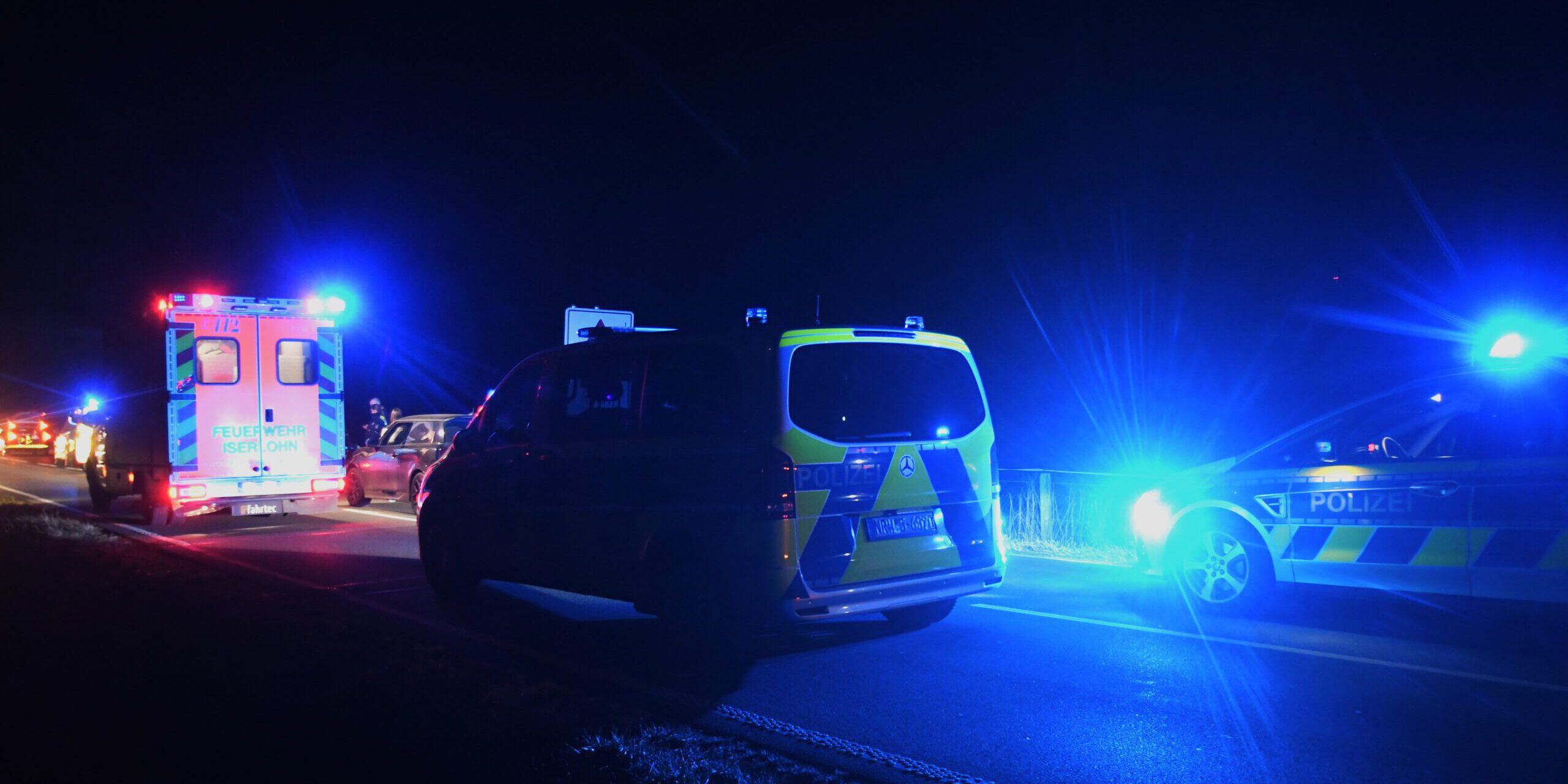 Der Vorfall ereignete sich gegen 0.30 Uhr auf der Schwerter Straße in Letmathe. 
© Foto: Carsten Menzel Zwei Polizeiwagen und ein Rettungswagen mit Blaulicht bei Nacht auf einer Straße.
