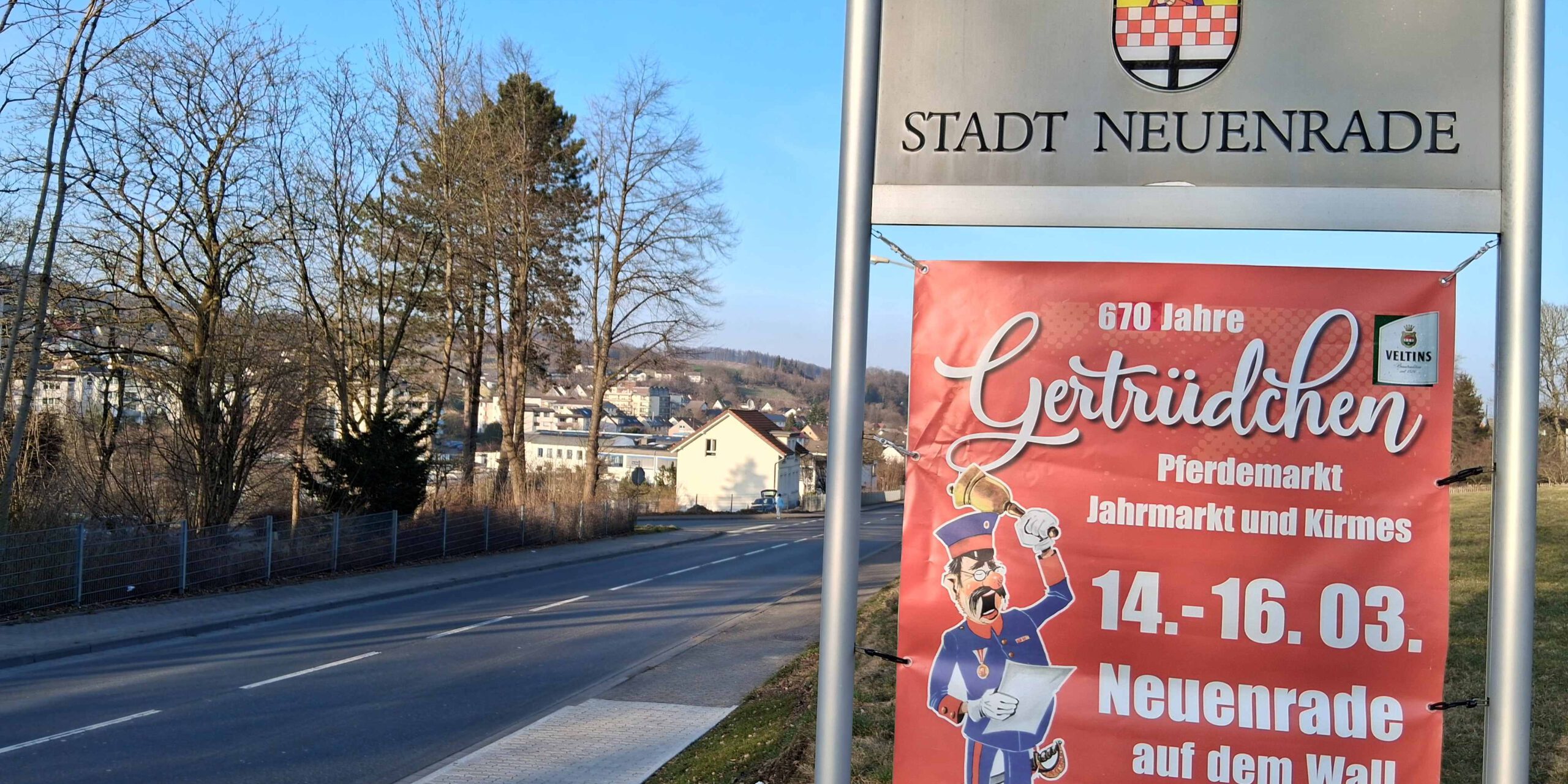 Am kommenden Wochenende wird in Neuenrade wieder das  Ein Veranstaltungsplakat vom "Gertrüdchen" vor dem Ortsschild der Stadt Neuenrade.