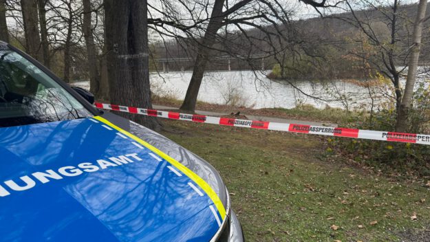 Foto: Dennis Echtermann Ein Fahrzeug des Ordnungsamts steht vor einem Polizei-Flatterband. Im Hintergrund das Ufer vom Seilersee.