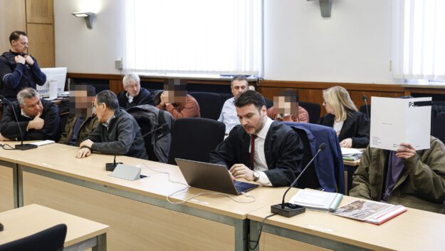 Foto: Dennis Echtermann Vier Angeklagte sitzen mit Anwälten in einem Gerichtssaal.