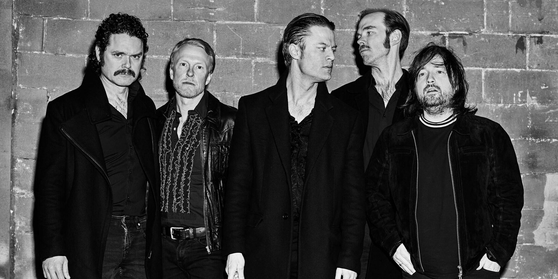 Die schwedische Rockband „Mando Diao“ wird Headliner beim Bautz Festival in Lüdenscheid.
© Foto: Daniel Olsen Eine Musikgruppe steht vor einer Wand. Das Bild ist schwarz-weiß.