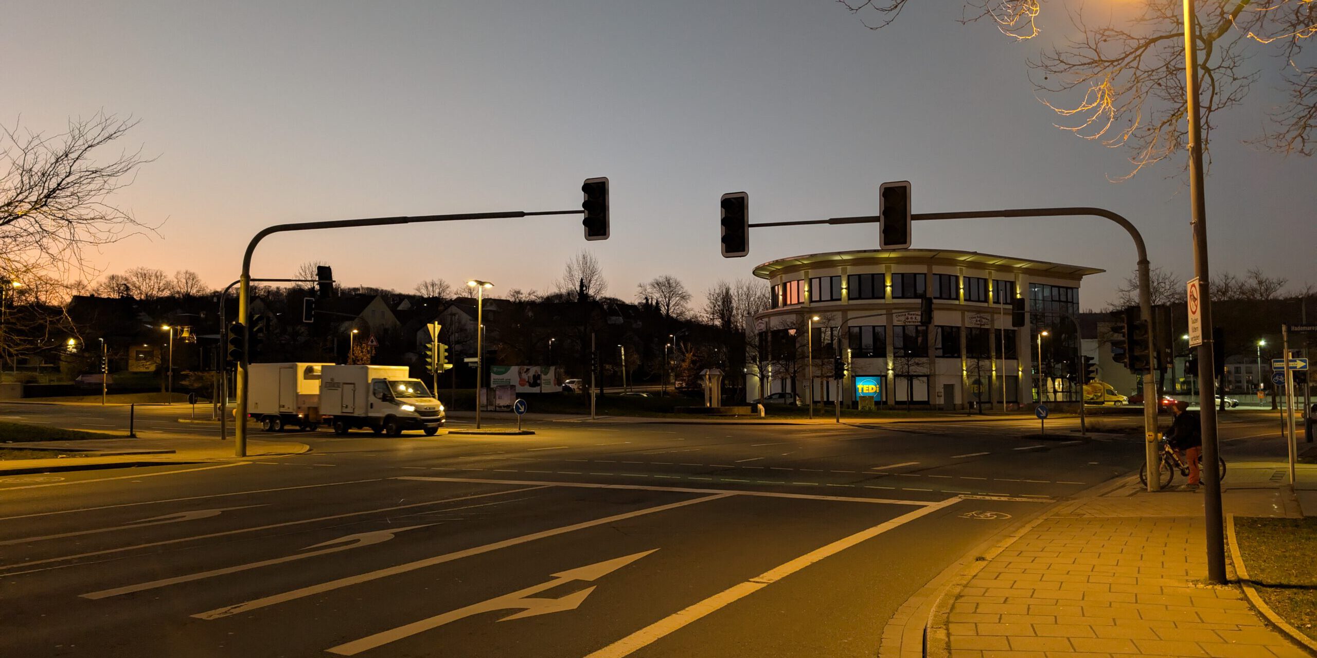 Eine Straßenkreuzung bei Nacht, die Ampeln sind ausgefallen.