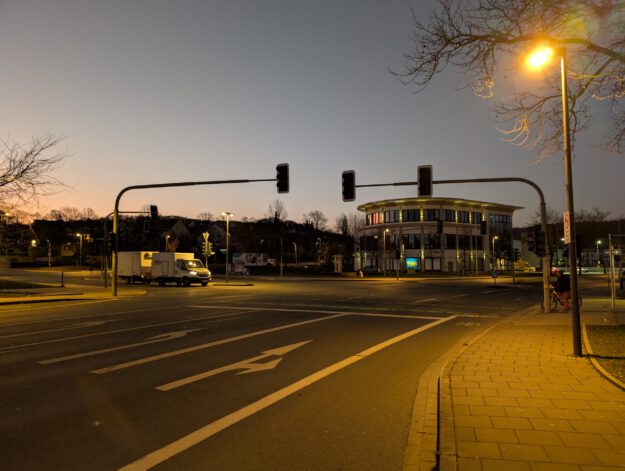 Foto: Kathrin Westerhoff Eine Straßenkreuzung bei Nacht, die Ampeln sind ausgefallen.