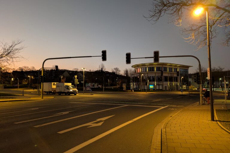 Eine Straßenkreuzung bei Nacht, die Ampeln sind ausgefallen.