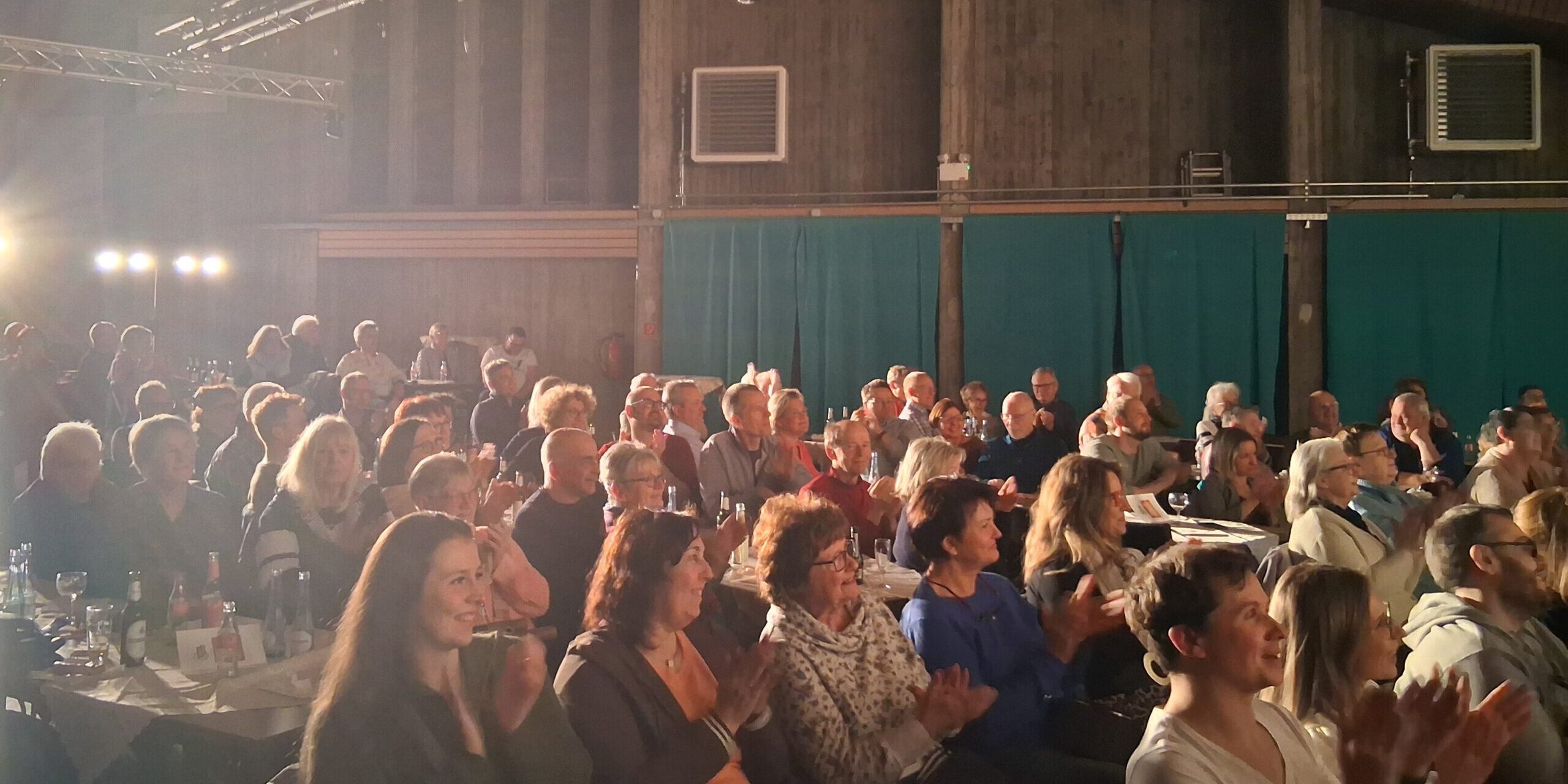 Wie bei der Premiere hatte das Publikum, das bisher  Zuschauer einer Theatervorstellung applaudieren.