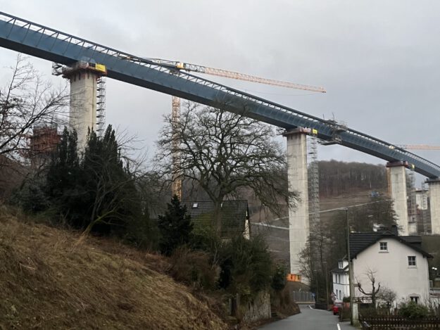 Foto: Carsten Menzel Eine Autobahnbrücke im Bau. Im Vordergrund steht ein Wohnhaus.