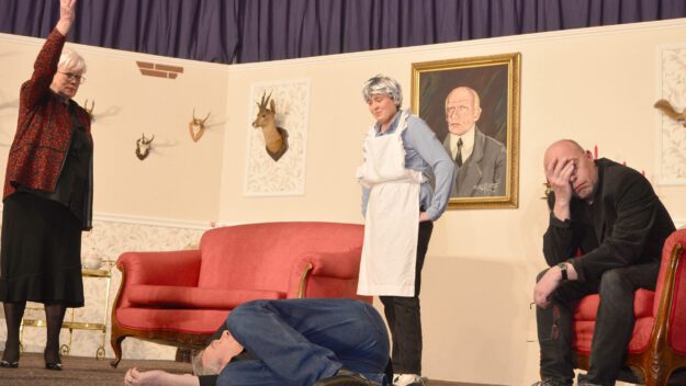 Foto: Hartmut Becker Schauspieler auf einer Theaterbühne.