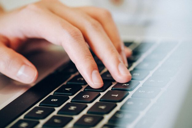 Foto: Pixabay Eine Frauenhand tippt auf einer Computertastatur.