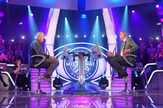 Foto: RTL / Stefan Gregorowius Wolfhard Köpke und Günther Jauch stehen im Studio von "Wer wird Millionär".
