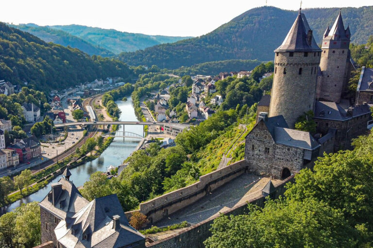 Archivbild: Lokalstimme Ansicht der Burg Altena auf einem bewaldeten Hügel im Sommer. Unterhalb fließt der Fluss Lenne.