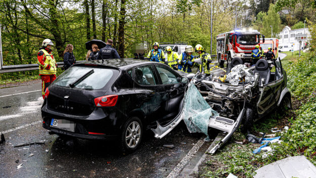 Foto: Dennis Echtermann Zwei zerstörte Autos stehen nach einem Unfall auf der Straße. Im Hintergrund steht ein Feuerwehrfahrzeug und Rettungswagen. Einsatzkräfte von Polizei und Feuerwehr sind sichtbar.