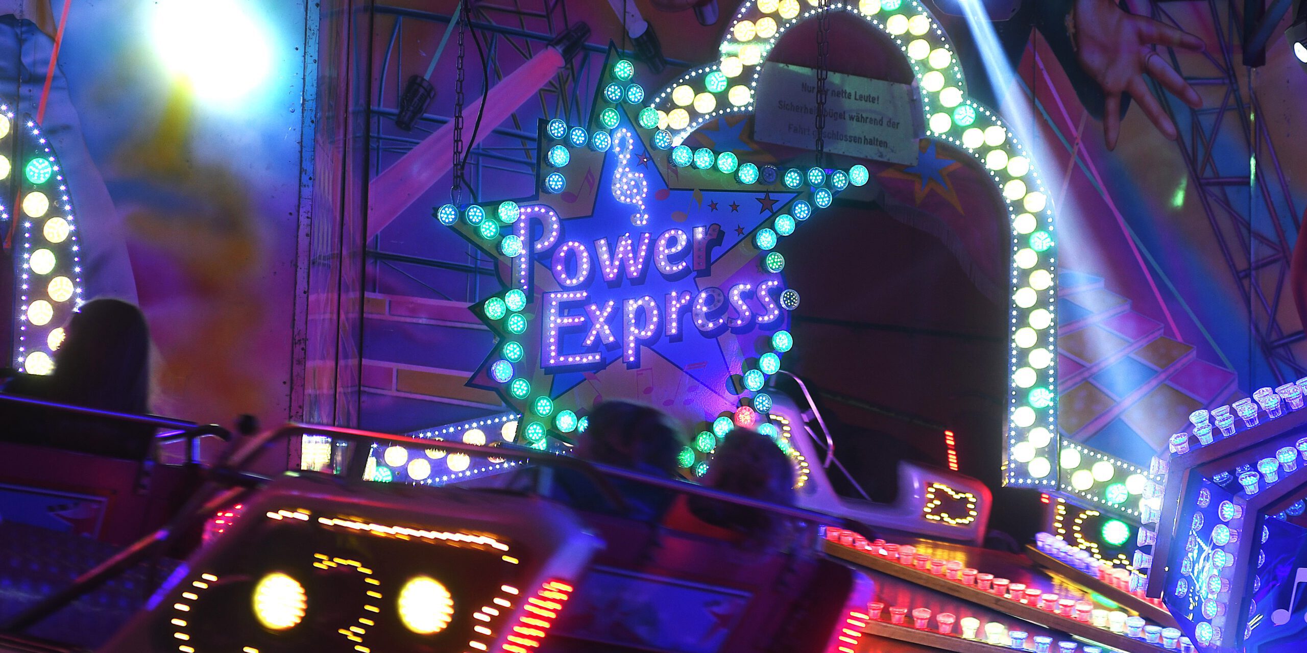 Das Bild zeigt das Kirmes Karussell Power Express.
