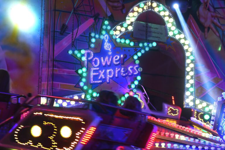 Das Bild zeigt das Kirmes Karussell Power Express.