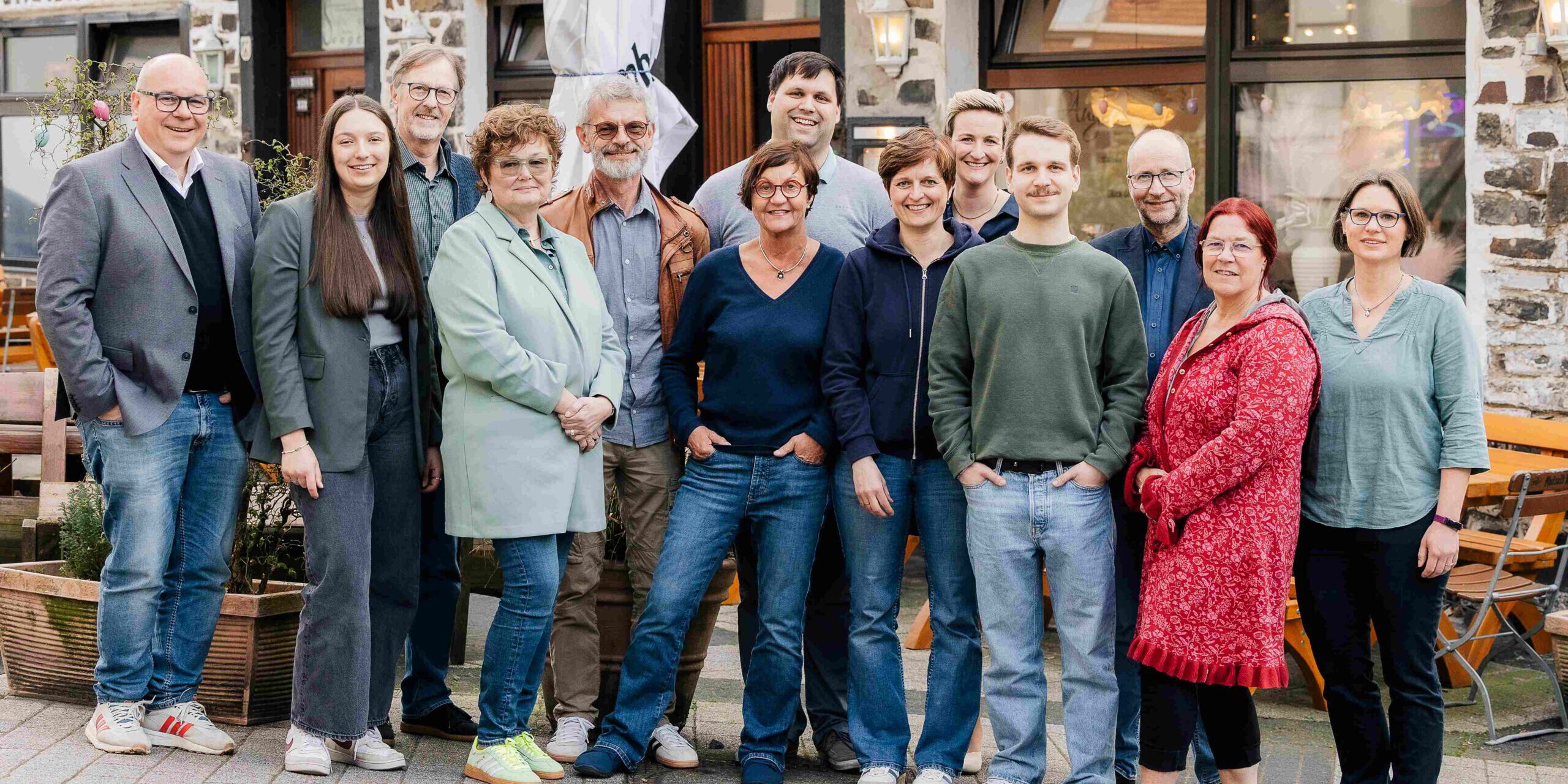 Bündnis 90 / Die Grünen in Altena sind bereit und freuen sich auf den Kommunalwahlkampf.
© Foto: OV Bündnis 90/Die Grünen Altena Eine Gruppe Menschen steht vor einem Café.