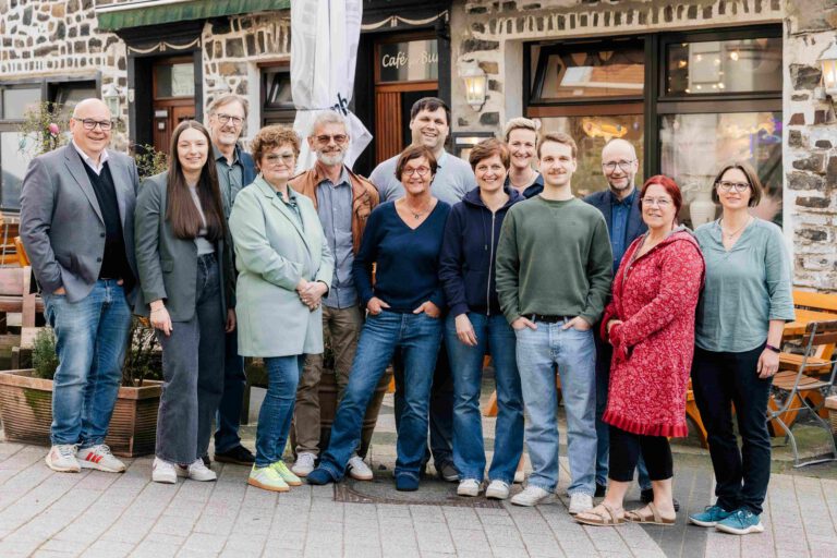 Foto: OV Bündnis 90/Die Grünen Altena Eine Gruppe Menschen steht vor einem Café.