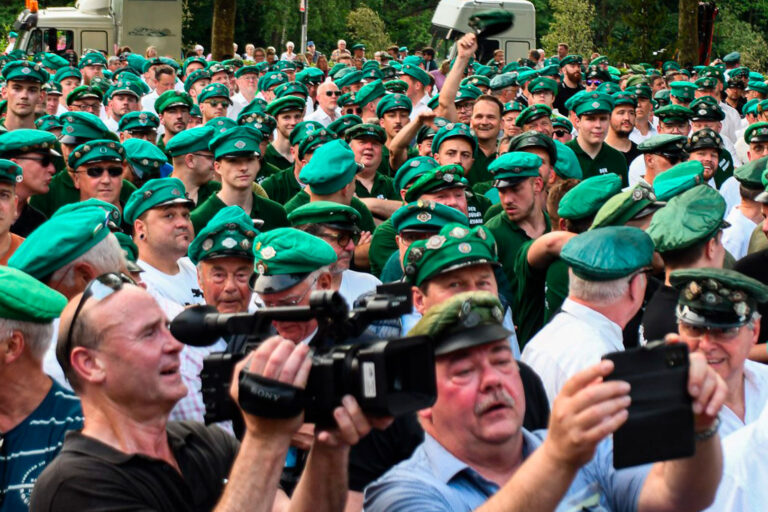 Foto: Lokalstimme-Archiv Menschenmenge bei einem Schützenfest, viele Besucher sitzen an langen Tischen im Zelt, einige tragen traditionelle Schützenuniformen mit grünen Mützen.