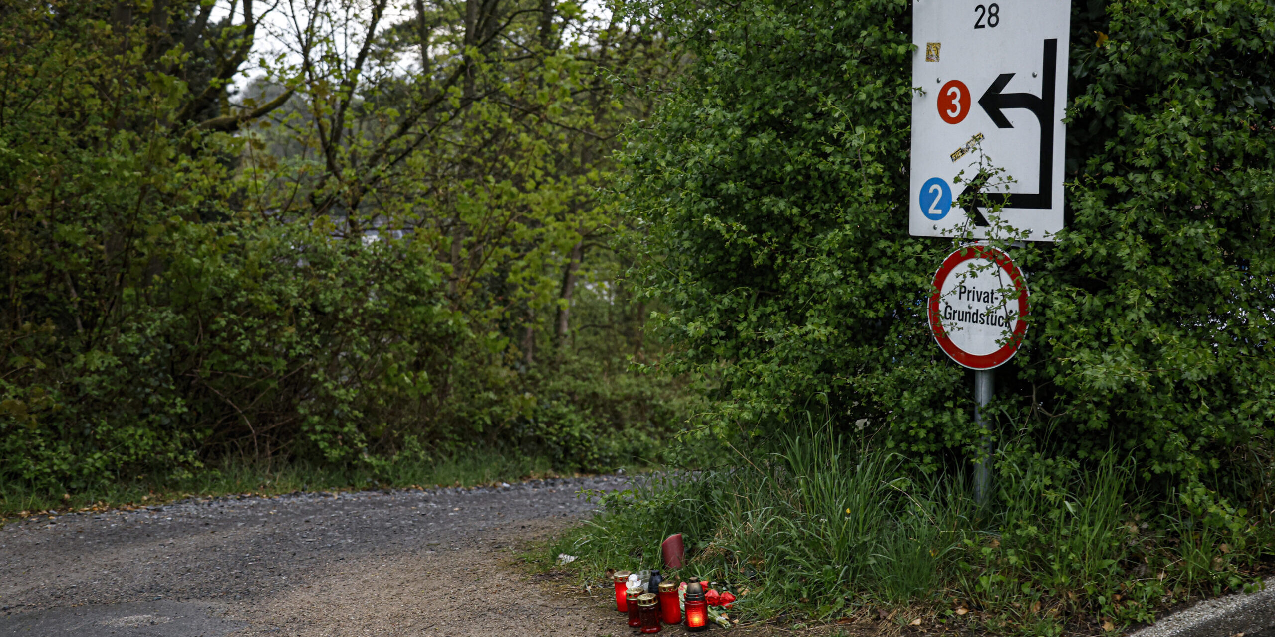 An einer Einfahrt zu einem Privatgrundstück an der Oberen Mühle in Iserlohn stehen Grabkerzen.