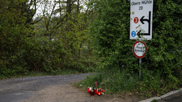 Foto: Dennis Echtermann An einer Einfahrt zu einem Privatgrundstück an der Oberen Mühle in Iserlohn stehen Grabkerzen.