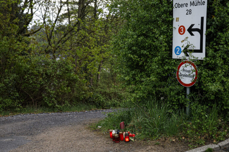 An einer Einfahrt zu einem Privatgrundstück an der Oberen Mühle in Iserlohn stehen Grabkerzen.