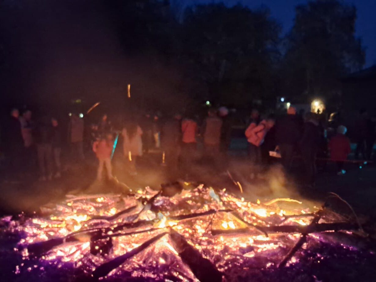 Osterfeuer in Altena in der Dunkelheit, umgeben von zahlreichen Besuchern.