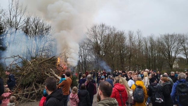 Foto: Ilka Kremer/Archiv Viele Menschen stehen um ein Osterfeuer herum.