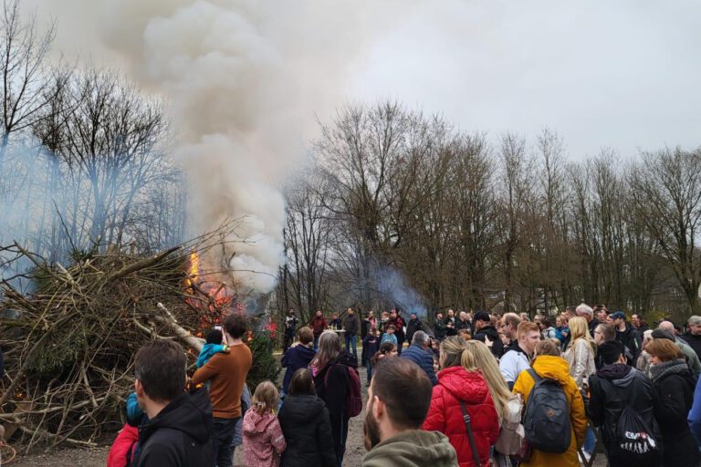 Foto: Ilka Kremer/Archiv Viele Menschen stehen um ein Osterfeuer herum.