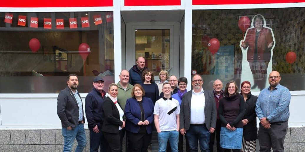 Die SPD Altena geht mit Markus Ferber als Bürgermeisterkandidat in den Kommunalwahlkampf.
© Foto: SPD Altena Ein Gruppenfoto vom Kommunalwahlteam der SPD Altena vor dem Parteibüro. Über dem Eingang steht der Schriftzug "SPD Politik für Dich".