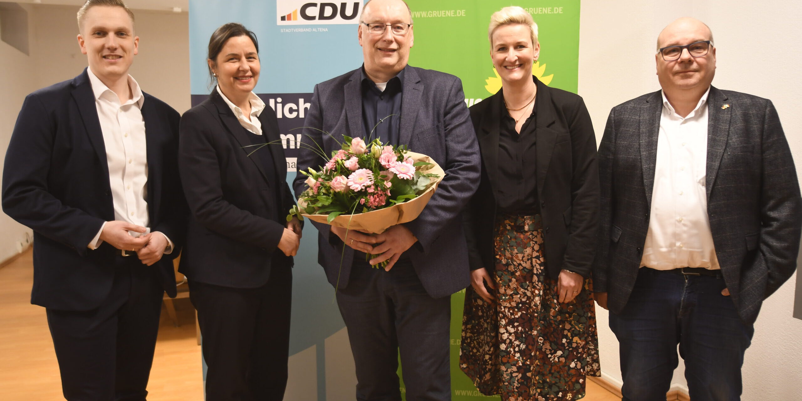 Mitte Januar einigten sich Bündnis 90/Die Grünen und die CDU, Guido Thal für die Wahl des Bürgermeisters für Altena zu nominieren.
© Archivfoto: Carsten Menzel Fünf Personen stehen vor zwei Rollups. Ein Mann hält einen Blumenstrauß.