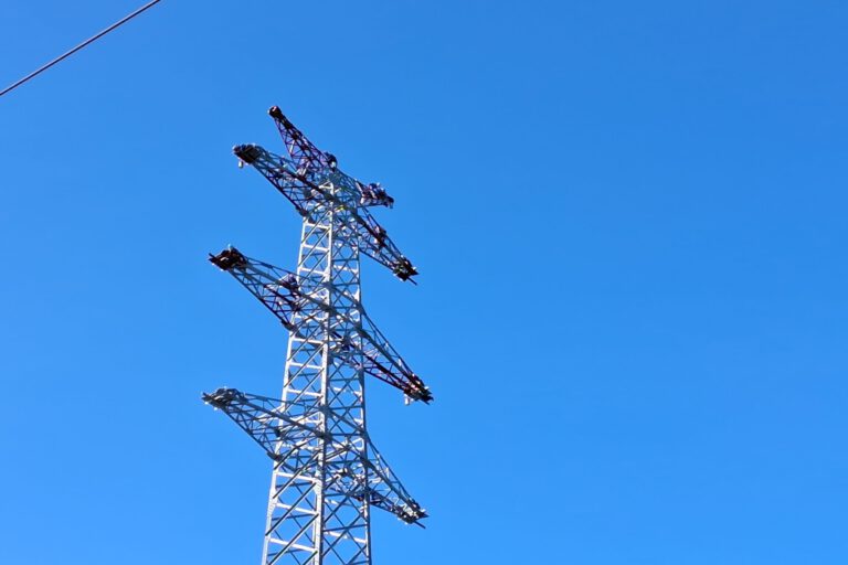 Foto: Ilka Kremer Ein Strommast vor blauem Himmel.