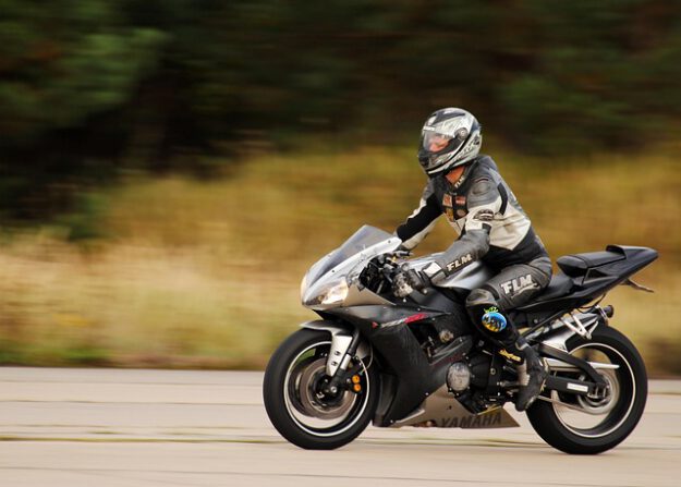 Foto: Pixabay Ein Motorradfahrer vor verschwommenem Hintergrund.