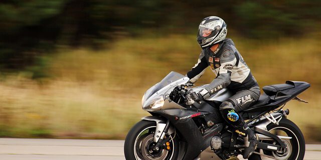 Ein Motorradfahrer vor verschwommenem Hintergrund.