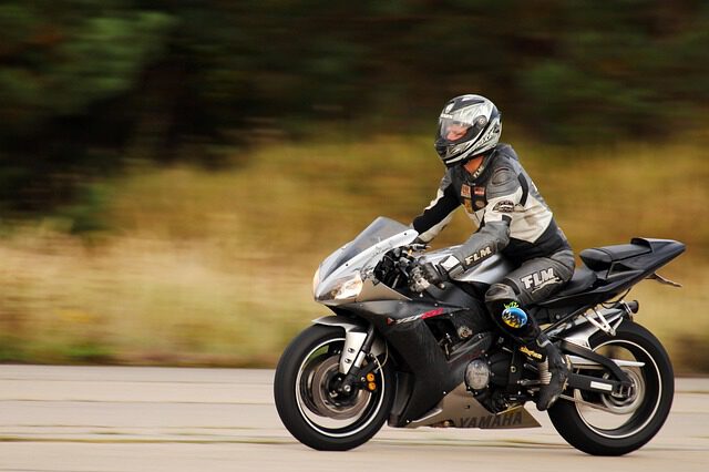 Ein Motorradfahrer vor verschwommenem Hintergrund.