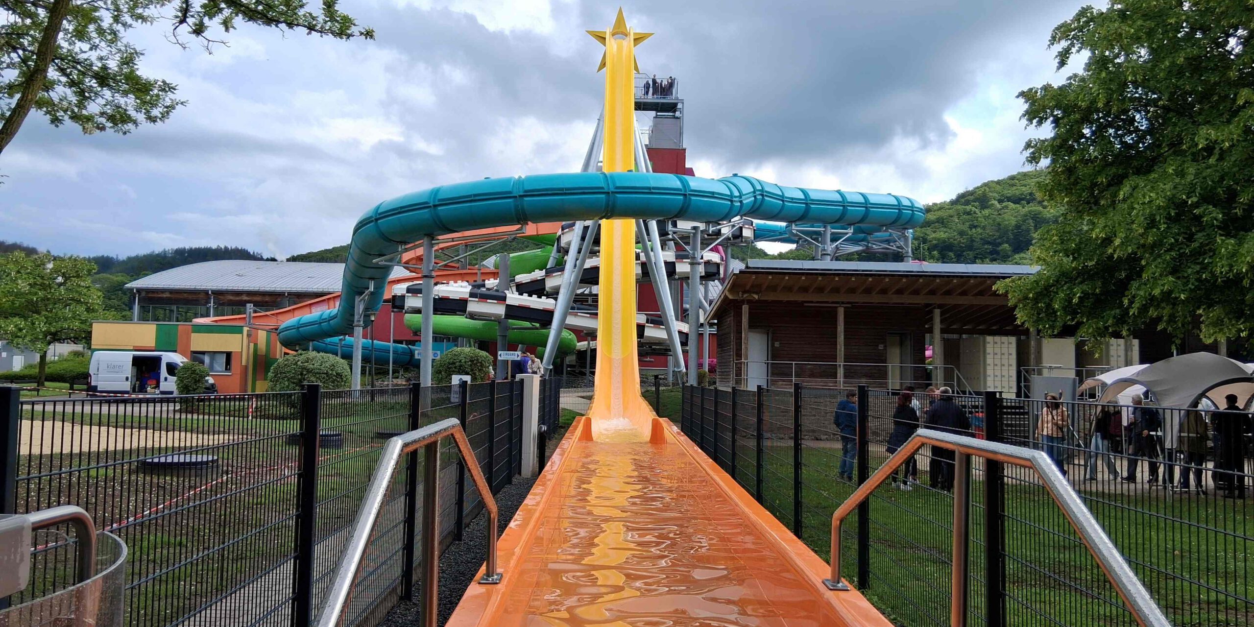 Im Mai ist die neue Rutsche im AquaMagis eröffnet worden, jetzt hat sie einen Award gewonnen.
© Foto: Ilka Kremer Das Aquamagis Erlebnisbad in Plettenberg hat heute seine neue Outdoor-Rutsche, die größte seiner Art in Deutschland, eröffnet.