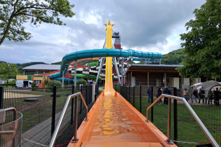 Das Aquamagis Erlebnisbad in Plettenberg hat heute seine neue Outdoor-Rutsche, die größte seiner Art in Deutschland, eröffnet.