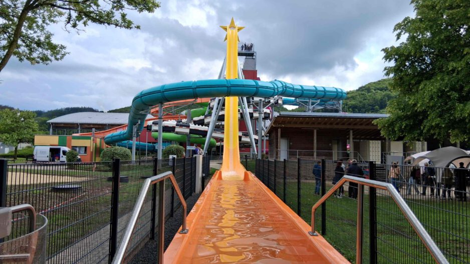 Das Aquamagis Erlebnisbad in Plettenberg hat heute seine neue Outdoor-Rutsche, die größte seiner Art in Deutschland, eröffnet.
