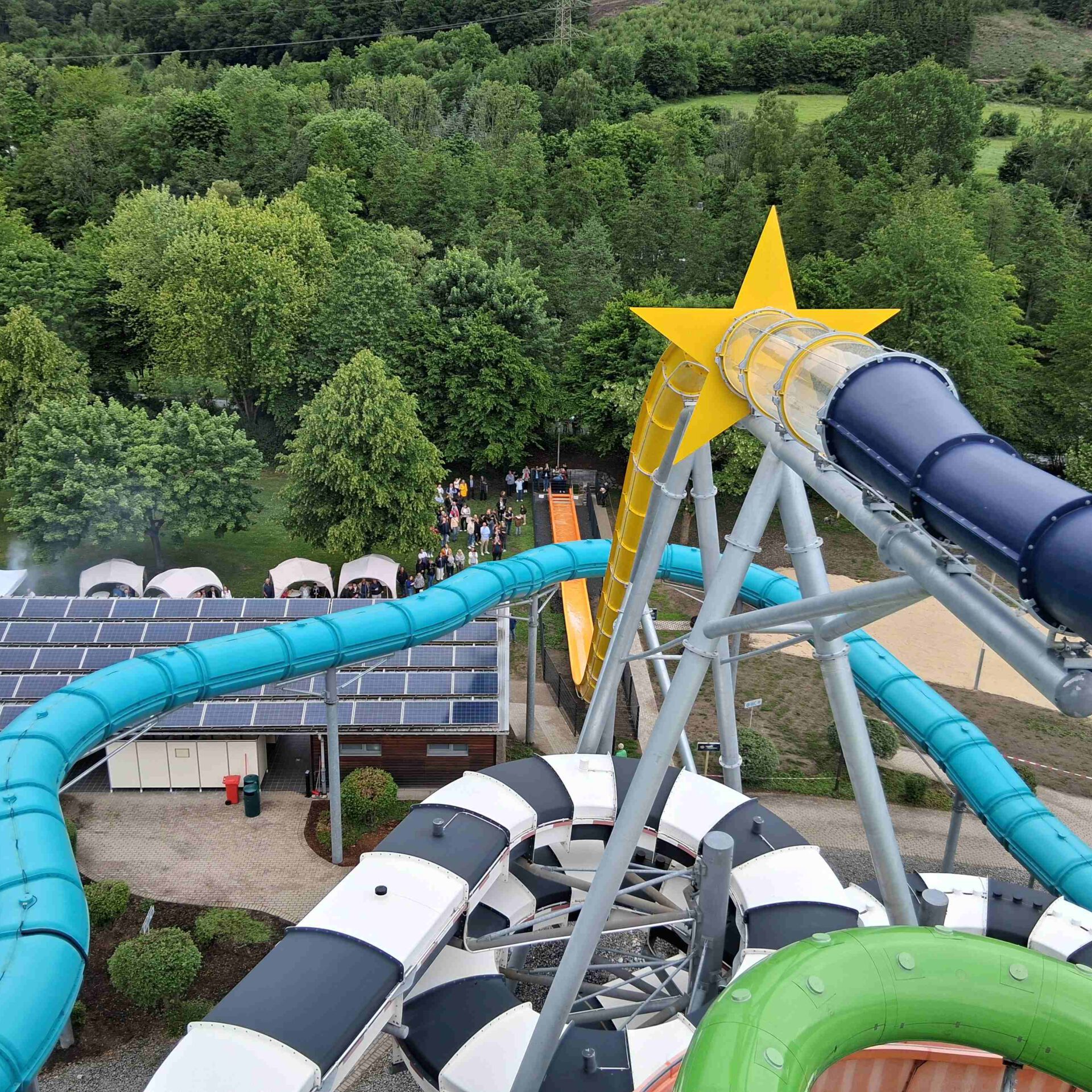 Das Aquamagis Erlebnisbad in Plettenberg hat heute seine neue Outdoor-Rutsche, die größte seiner Art in Deutschland, eröffnet.