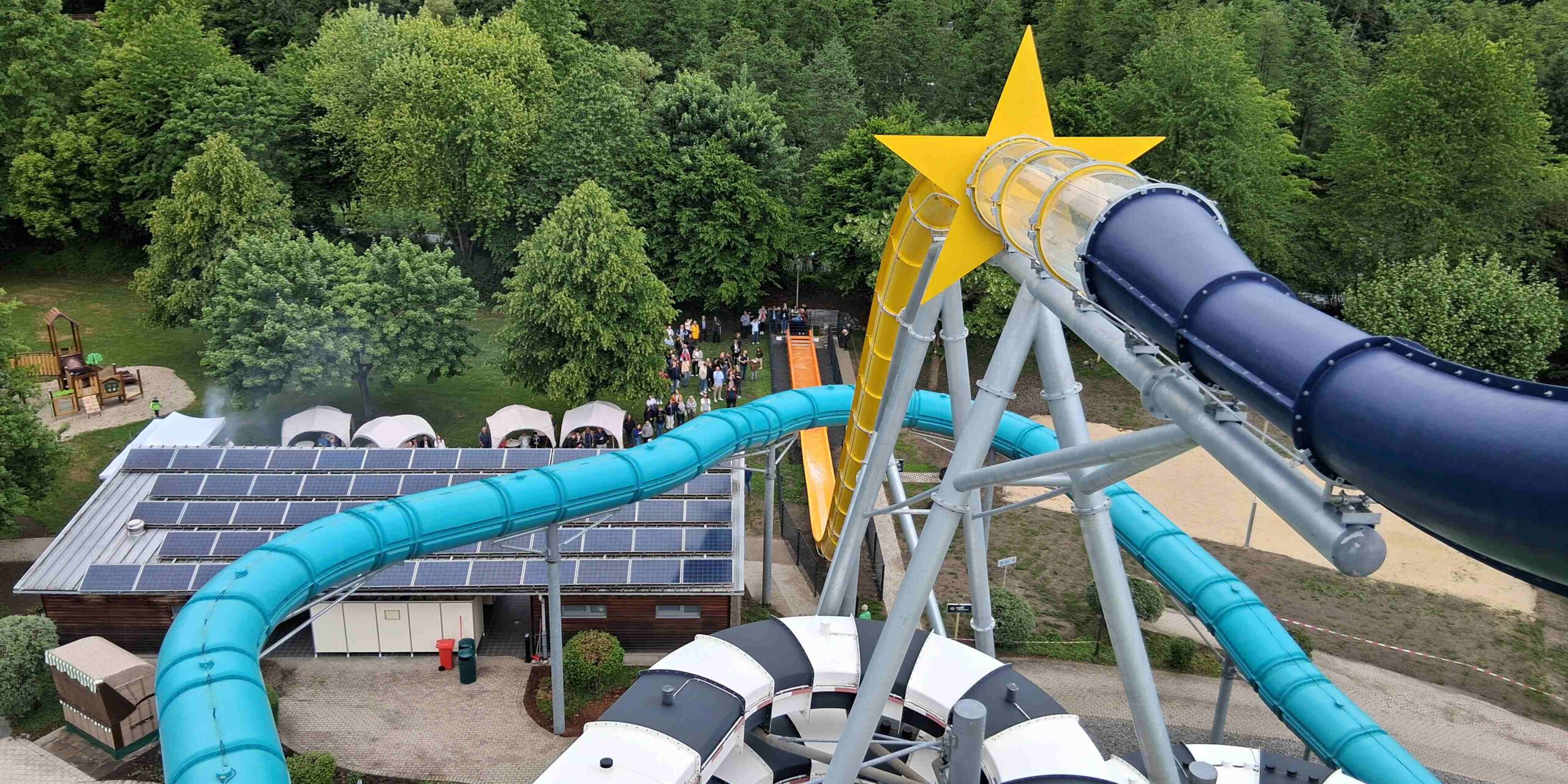 Das Aquamagis Erlebnisbad in Plettenberg hat heute seine neue Outdoor-Rutsche, die größte seiner Art in Deutschland, eröffnet.