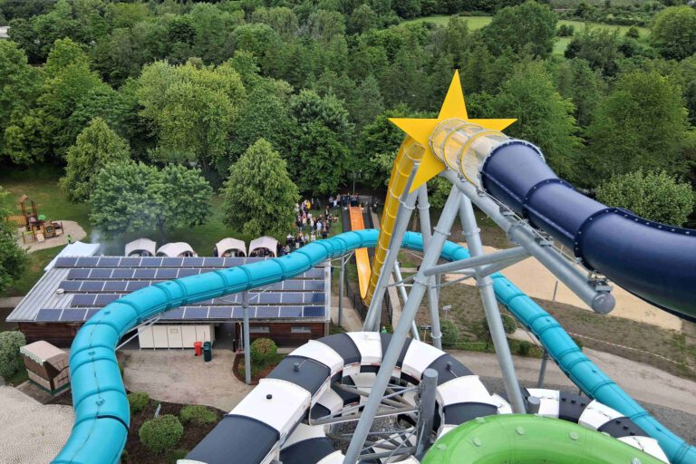 Das Aquamagis Erlebnisbad in Plettenberg hat heute seine neue Outdoor-Rutsche, die größte seiner Art in Deutschland, eröffnet.