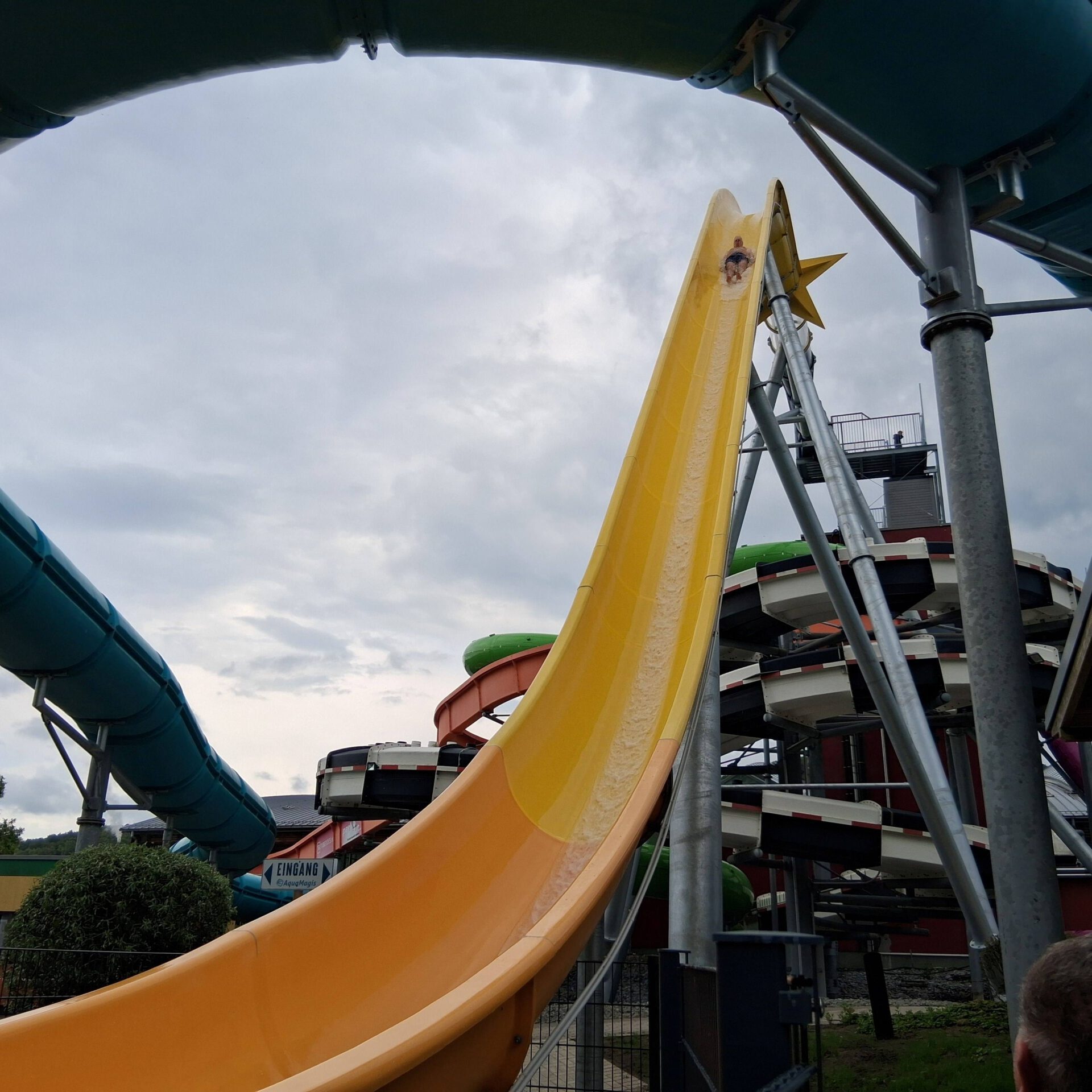 Das Aquamagis Erlebnisbad in Plettenberg hat heute seine neue Outdoor-Rutsche, die größte seiner Art in Deutschland, eröffnet.