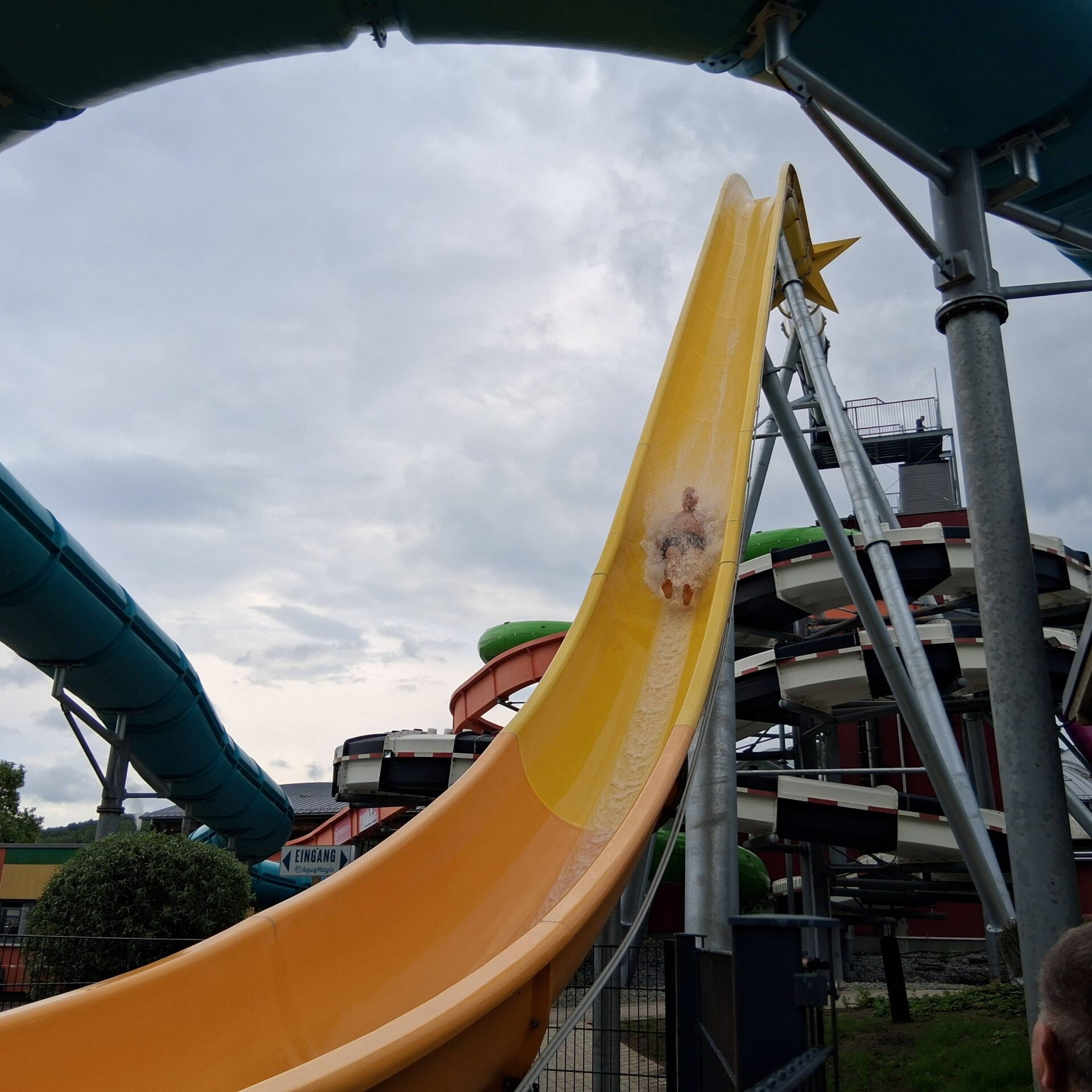 Das Aquamagis Erlebnisbad in Plettenberg hat heute seine neue Outdoor-Rutsche, die größte seiner Art in Deutschland, eröffnet.