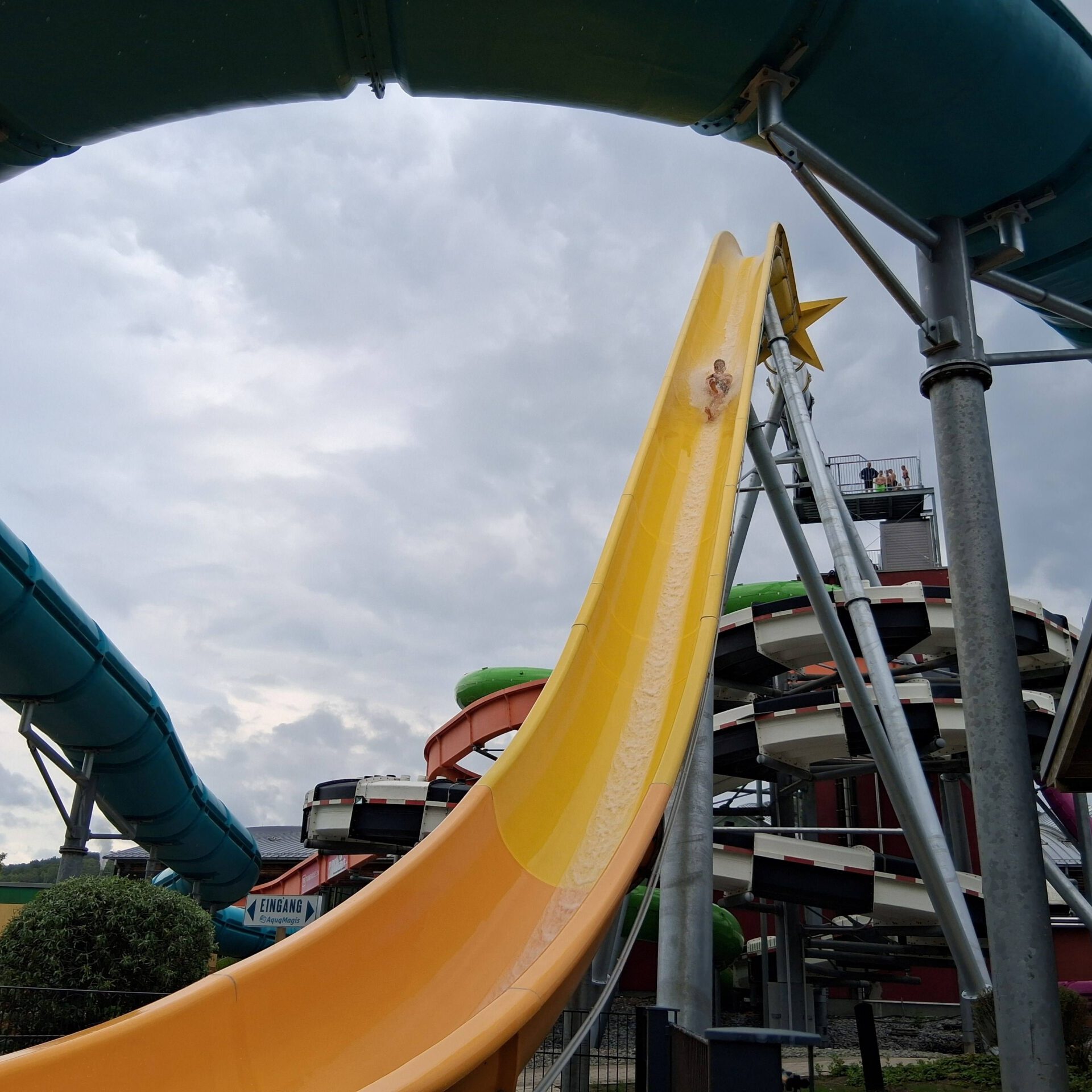 Das Aquamagis Erlebnisbad in Plettenberg hat heute seine neue Outdoor-Rutsche, die größte seiner Art in Deutschland, eröffnet.