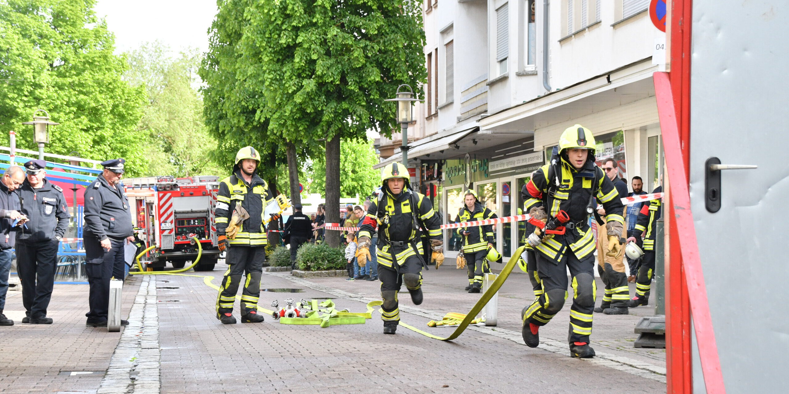 Der Kreisleistungsnachweis der Feuerwehr im Märkischen Kreis findet wie im Vorjahr in Hemer statt.
© Foto: Ralf Engel Feuerwehrleute laufen mit einem Schlauch über die Hauptstraße in Hemer.