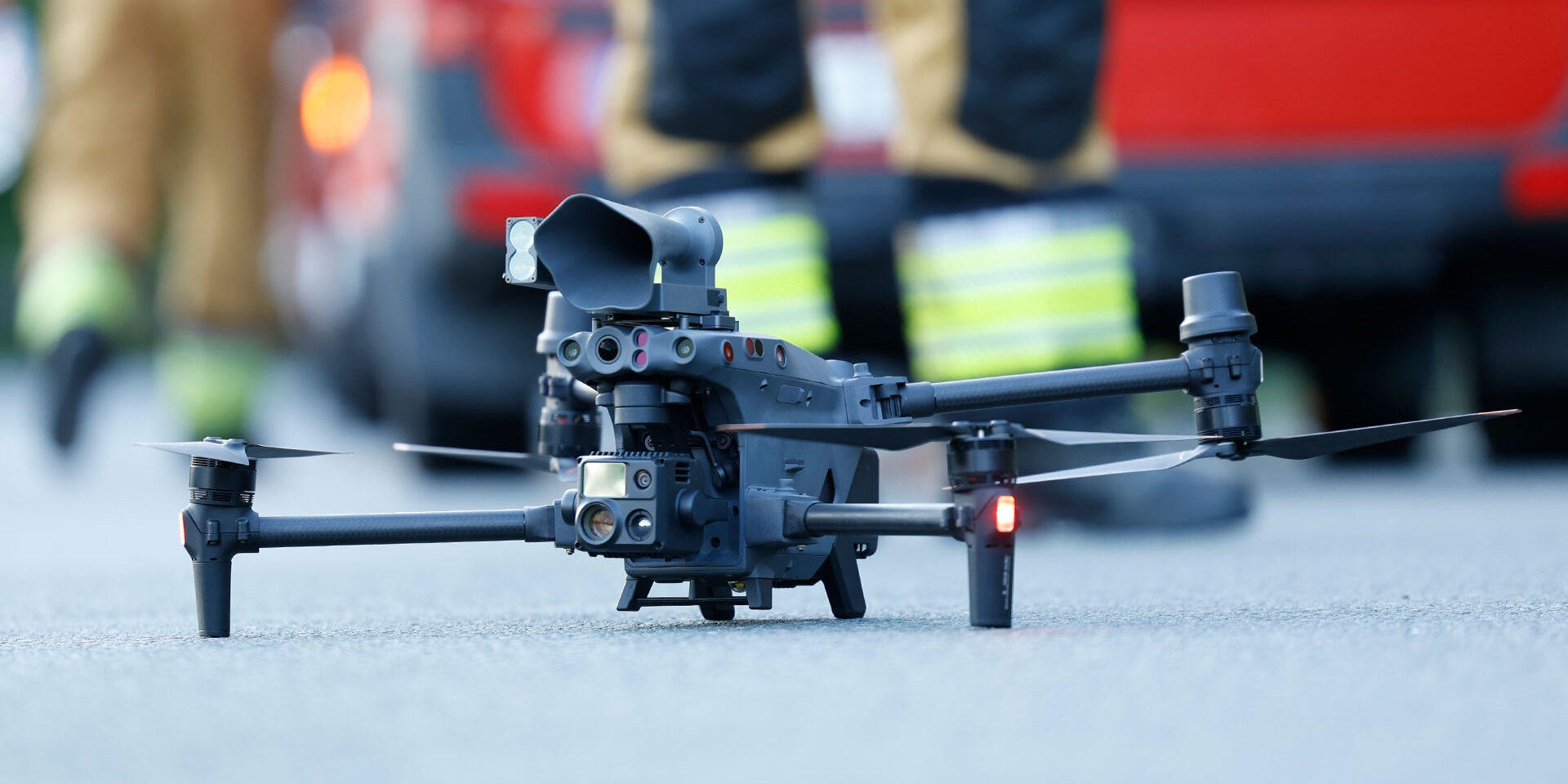 Eine Drohne der Feuerwehr steht auf dem Boden kurz vor dem Start.