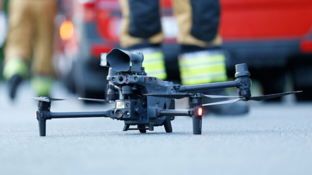Foto: Dennis Echtermann Eine Drohne der Feuerwehr steht auf dem Boden kurz vor dem Start.