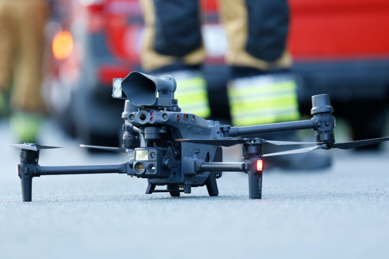 Foto: Dennis Echtermann Eine Drohne der Feuerwehr steht auf dem Boden kurz vor dem Start.