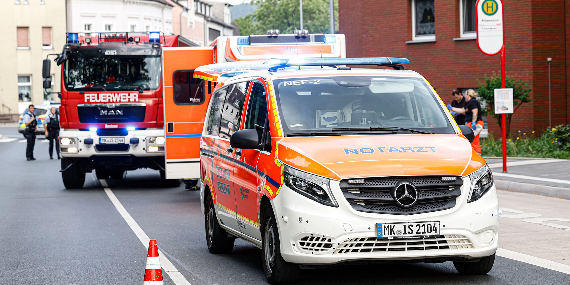 Nach einem Unfall an der Haltestelle  Notarzt, Rettungskräfte, Feuerwehr und Polizei stehen an der Bushaltestelle "Kiliansdom" und versorgen einen verletzten Mann.